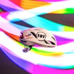 Genummerde HJC helmen maken renners Team TotalEnergies herkenbaar in Tour de France